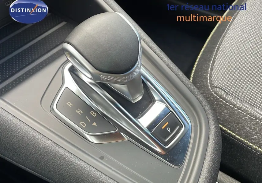 Le levier de vitesses automatique noir et argenté du Renault Captur E-Tech Hybrid 2025 vu en gros plan intérieur.
