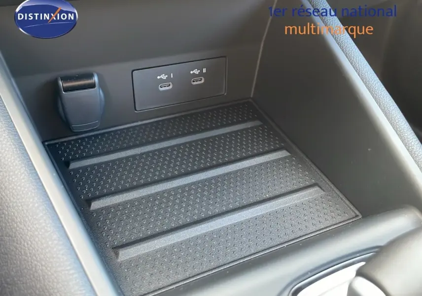Gros plan sur la console centrale noire du Renault Captur E-Tech Hybrid 2025 avec ports USB-C doubles visibles.