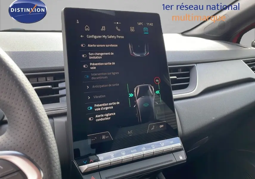 Écran tactile central affichant les aides à la conduite dans un Renault Captur E-Tech rouge passion, vue intérieure côté passager.