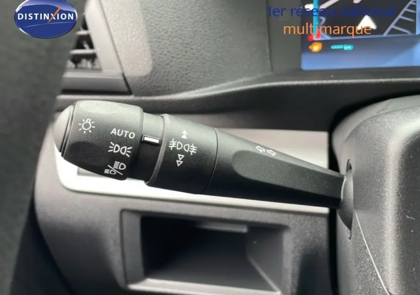 Gros plan sur la commande des phares et clignotants du Citroën Jumpy Van Long gris, intérieur noir.