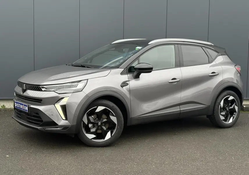 Renault Captur 2025 gris Cassiopée et noir, vue 3/4 avant droit, jantes alu diamantées noires et railing de toit alu.