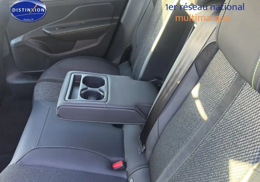 Vue intérieure côté droit de la banquette arrière noire avec accoudoir central et porte-gobelets du Peugeot 408 Hybrid 145 GT.