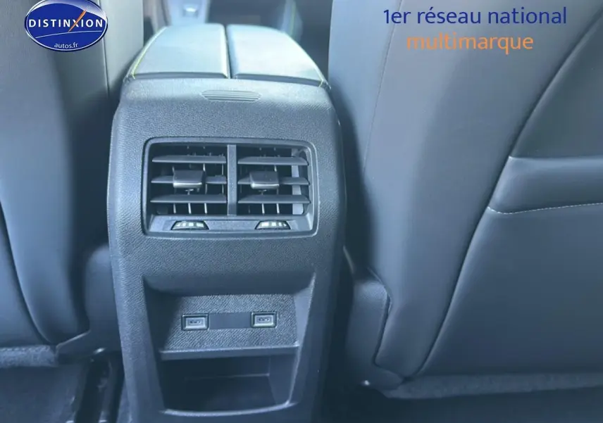 Vue rapprochée des aérateurs arrière et ports USB entre les sièges noirs du Peugeot 408 Hybrid 145 GT e-dcs6.