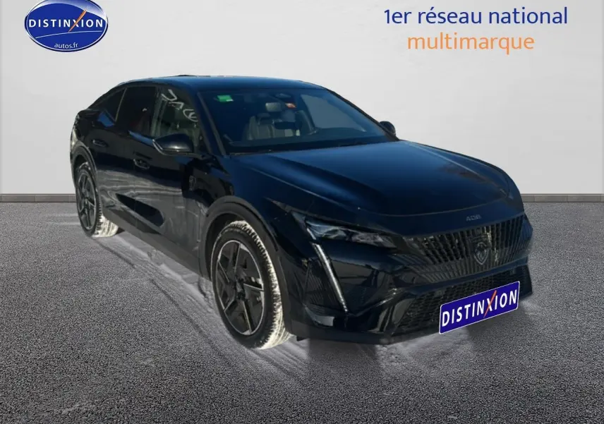 Peugeot 408 Hybrid 145 GT noir vue 3/4 avant droit sur sol gris avec jantes alu et calandre distinctive.