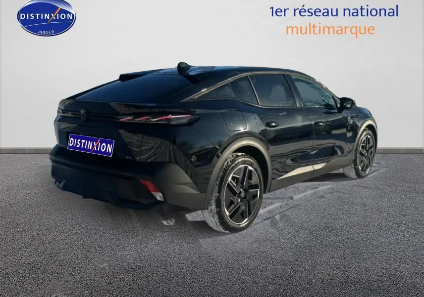 Vue 3/4 arrière droite d'une Peugeot 408 Hybrid 145 GT noire avec jantes alu et vitres surteintées.