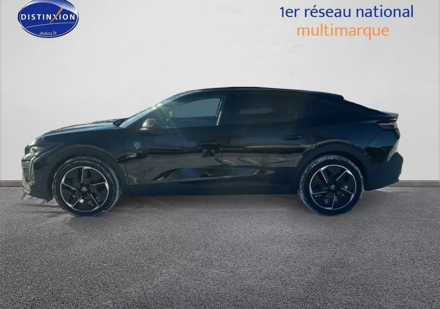 Profil droit d'une Peugeot 408 Hybrid 145 GT e-dcs6 noire avec jantes alu et vitres surteintées.