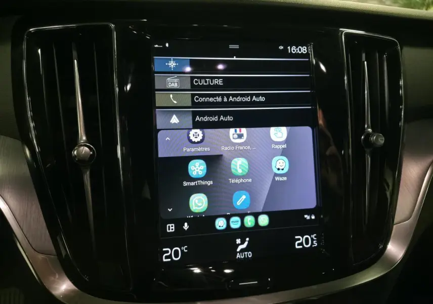 Écran tactile central du tableau de bord du Volvo V60 gris, affichant Android Auto et commandes climatisation.
