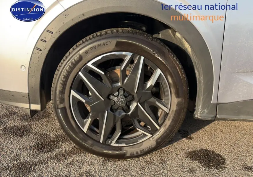 Gros plan sur la roue avant droite gris métallisé d’un Peugeot 3008 avec jante alu au design moderne.