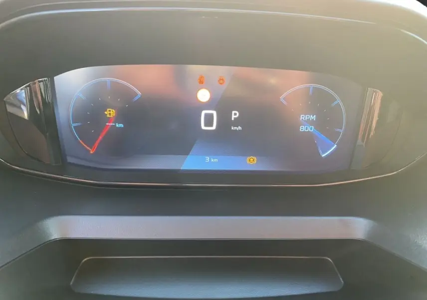 Vue rapprochée du combiné d'instruments numérique du Peugeot Rifter gris clair, affichant 0 km/h et 800 RPM.