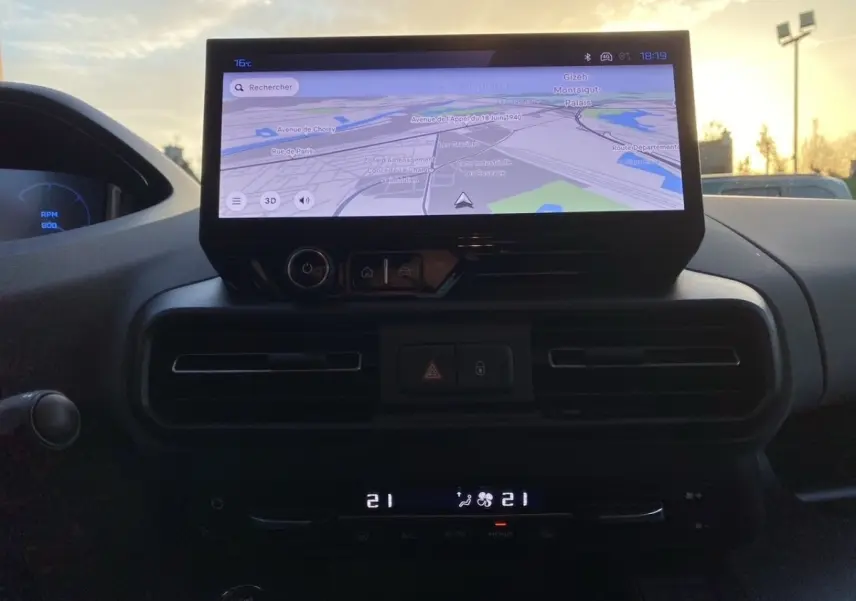 Vue intérieure du tableau de bord du Peugeot Rifter gris clair 2026 avec écran tactile GPS et commandes climatisation digitales.