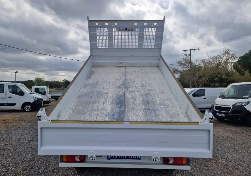 Vue arrière d’une benne blanche relevée sur un Renault Master Châssis Cabine 2024 avec roues jumelées.