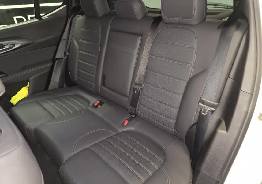 Vue intérieure de la banquette arrière en cuir noir de l'Alfa Romeo Tonale 2025, côté droit visible.