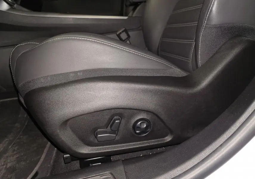 Gros plan sur le réglage électrique du siège avant en cuir noir de l'Alfa Romeo Tonale 2025, côté gauche.