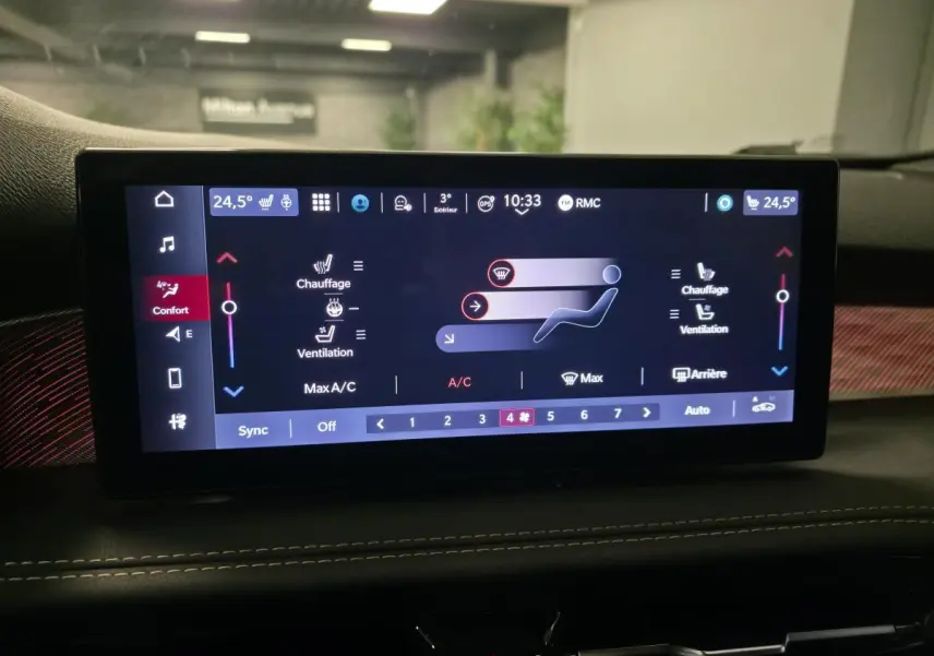 Écran tactile central affichant les réglages de climatisation du tableau de bord de l'Alfa Romeo Tonale 2025.