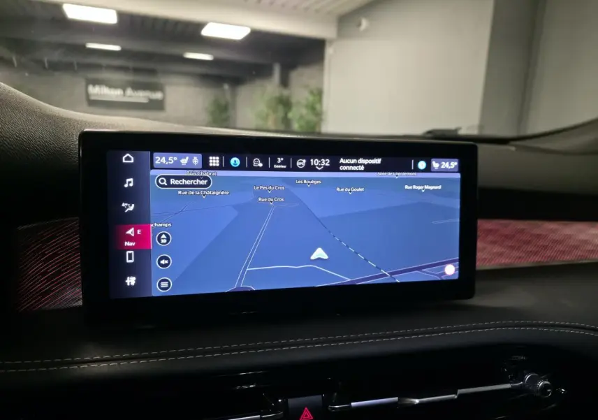 Écran tactile central affichant la navigation dans l'habitacle de l'Alfa Romeo Tonale blanc, vue de face.