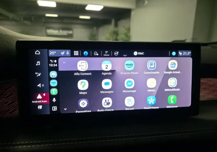 Écran tactile central affichant l'interface multimédia d'une Alfa Romeo Tonale 2025, intérieur sombre.