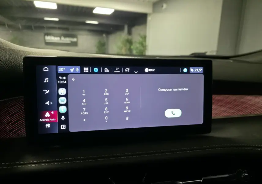 Écran tactile central de l'Alfa Romeo Tonale blanc 2025 affichant le clavier de composition téléphonique en intérieur.