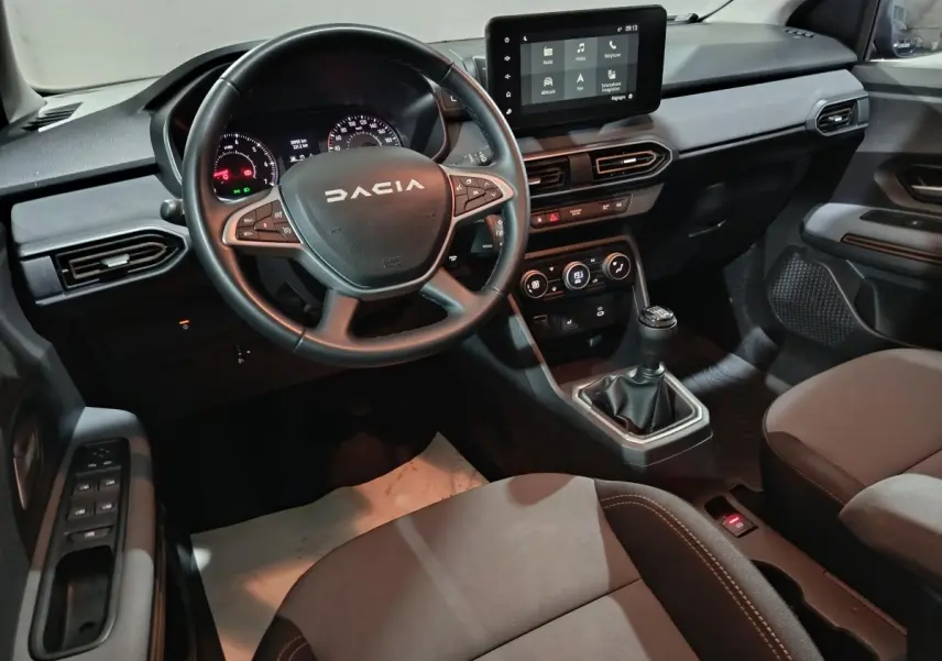 Vue intérieure côté conducteur du tableau de bord et volant cuir synthétique de la Dacia Sandero Extreme+ TCe 110 2024.