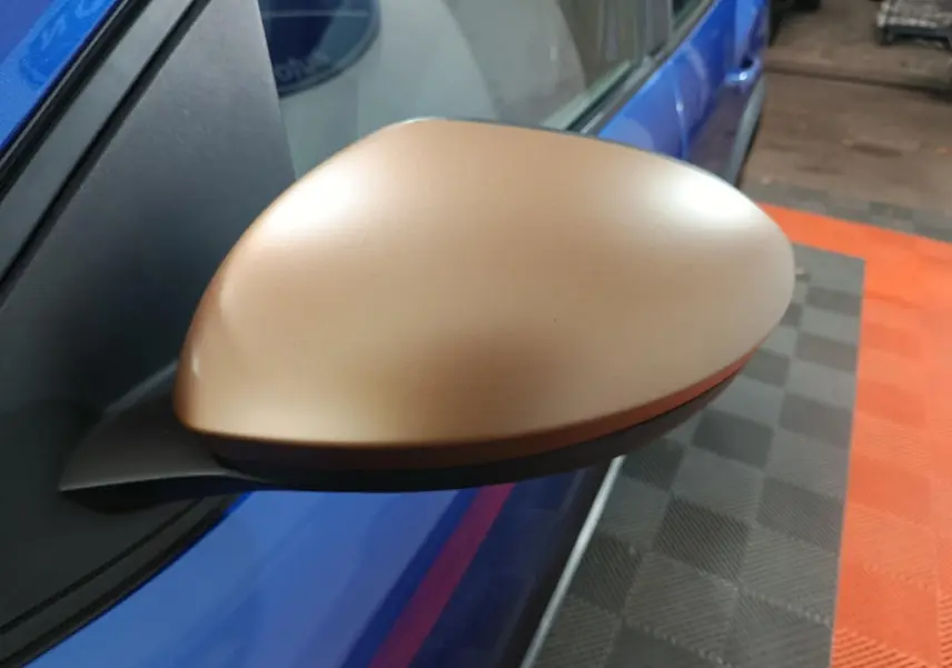 Rétroviseur droit couleur bronze sur Dacia Sandero Extreme+ bleu, vue rapprochée côté conducteur.