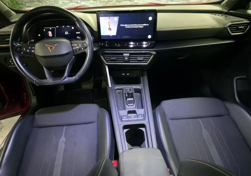 Vue intérieure avant du CUPRA Formentor 1.5 TSI 2022 avec volant sport, écran tactile central et sièges sport noirs.