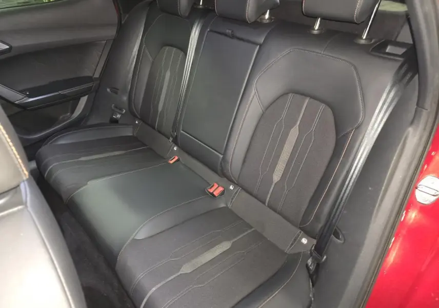 Vue intérieure du siège arrière droit en textile noir avec surpiqûres orange du CUPRA Formentor rouge 2022.