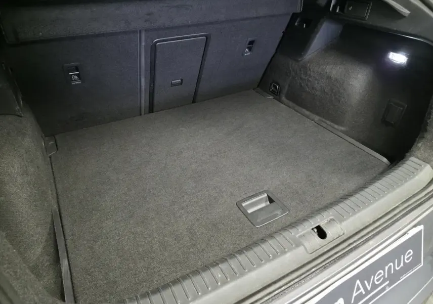 Coffre ouvert vu de l'arrière d'une CUPRA Formentor 1.5 TSI 2022, intérieur noir avec éclairage LED.