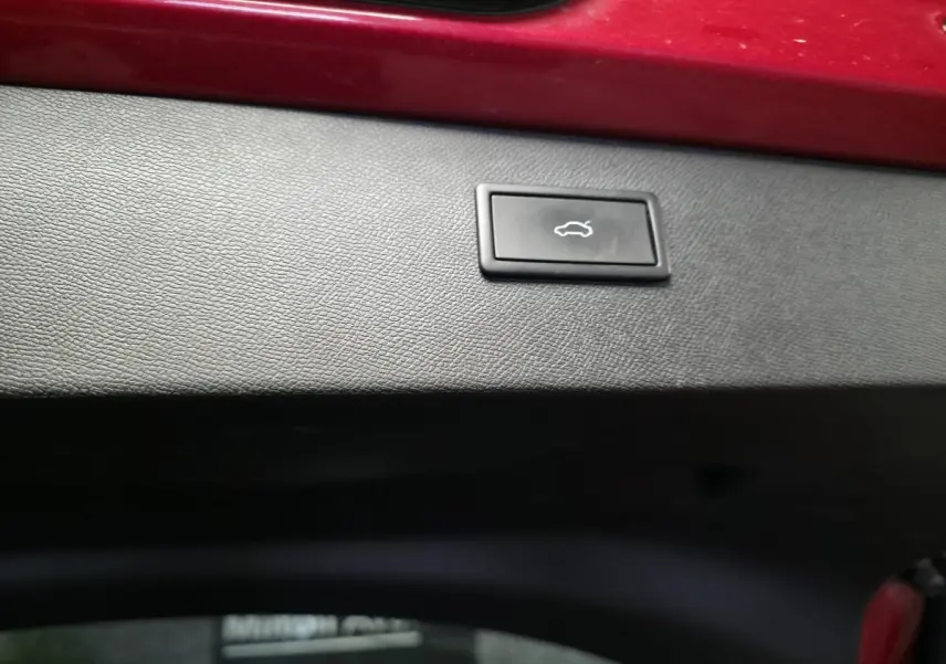 Bouton d'ouverture électrique du hayon sur la partie intérieure du coffre rouge du CUPRA Formentor 2022.