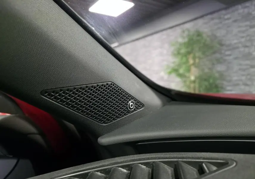 Gros plan sur l'enceinte Beats Audio côté gauche du tableau de bord du CUPRA Formentor rouge 2022.
