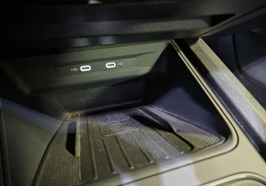Gros plan sur la zone de recharge sans fil et deux ports USB-C éclairés à l'avant dans une CUPRA Formentor 2022.