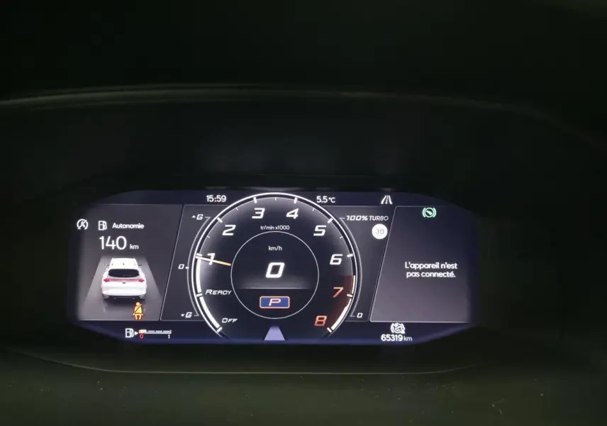 Affichage numérique du tableau de bord du CUPRA Formentor 1.5 TSI, indiquant 140 km d'autonomie et 0 km/h.