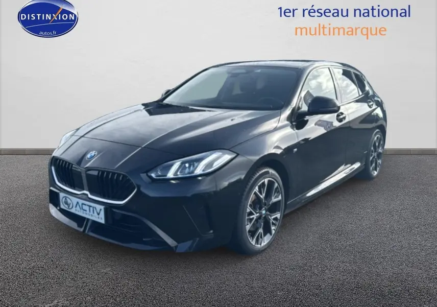 BMW Série 1 noire vue en 3/4 avant droit, mettant en valeur ses phares LED et jantes alliage.