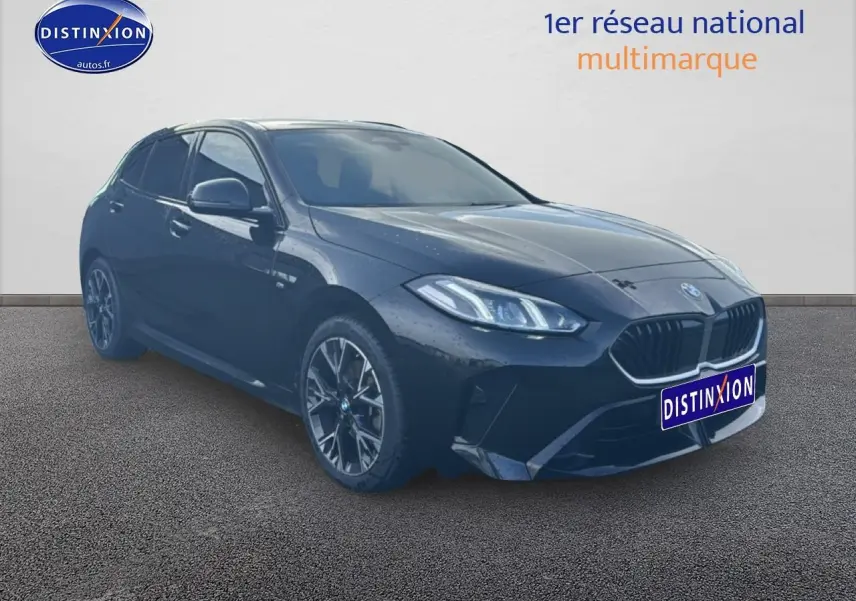 BMW Série 1 noire vue en 3/4 avant droit, avec jantes alliage et phares LED allumés.