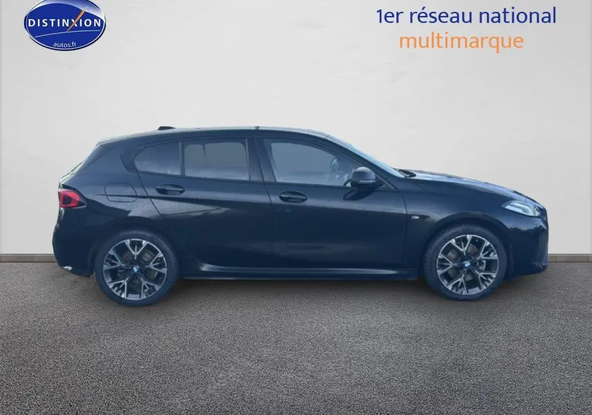 Profil côté gauche d'une BMW Série 1 noire 2024 avec jantes alliage et vitres teintées sur fond neutre.