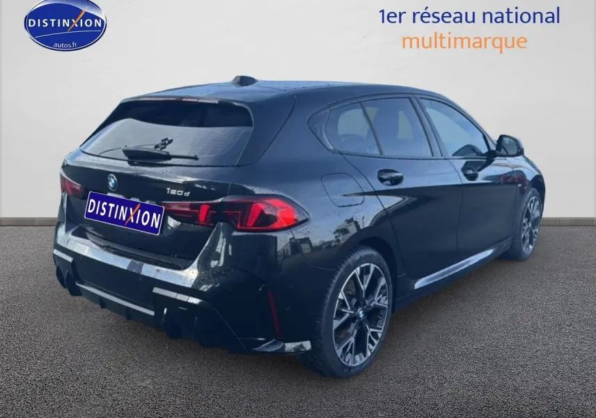 BMW Série 1 noire vue 3/4 arrière droit, avec jantes alu et feux arrière LED distinctifs.