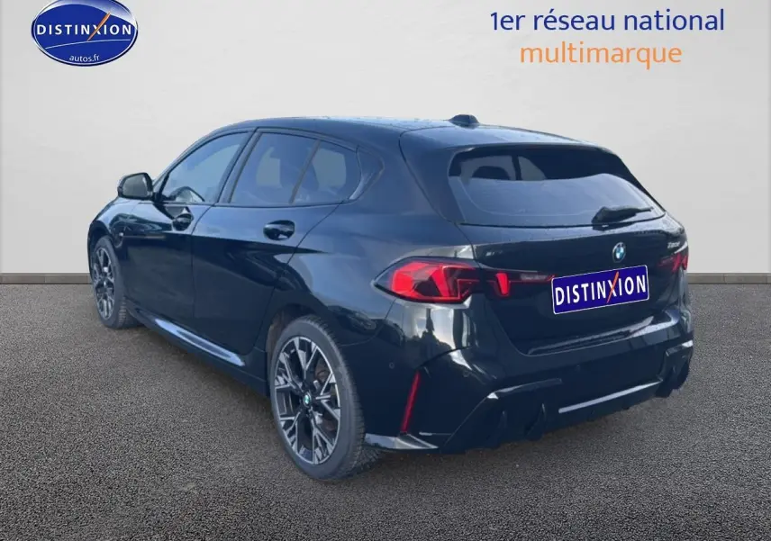 BMW Série 1 noire vue en 3/4 arrière droit, avec feux arrière LED et jantes alliage distinctives.