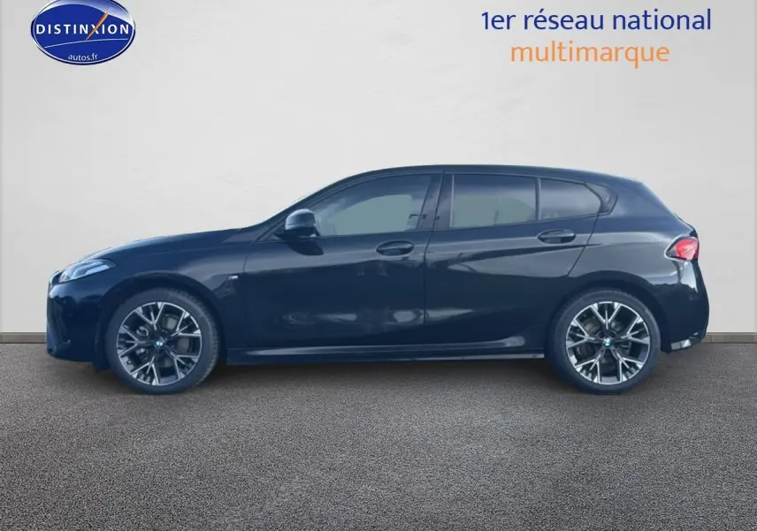 BMW Série 1 noire vue de profil côté gauche, avec jantes alliage et lignes dynamiques visibles.