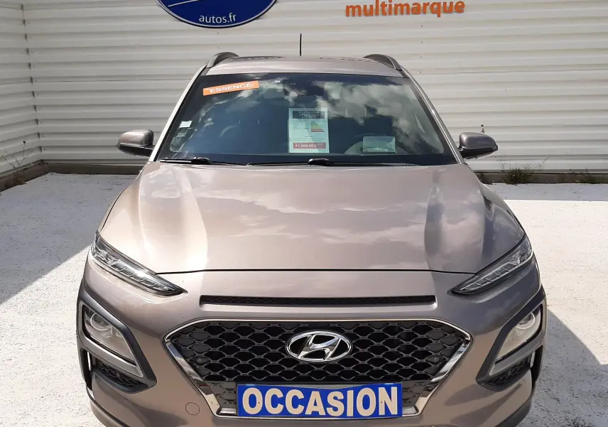 Vue avant d'un Hyundai Kona gris 2018 essence avec calandre hexagonale et plaque "OCCASION" visible.