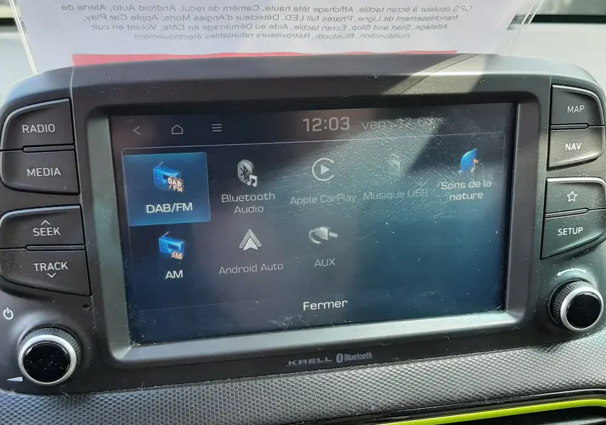 Écran tactile central du Hyundai Kona 2018 gris, affichant les options multimédia avec boutons physiques autour.