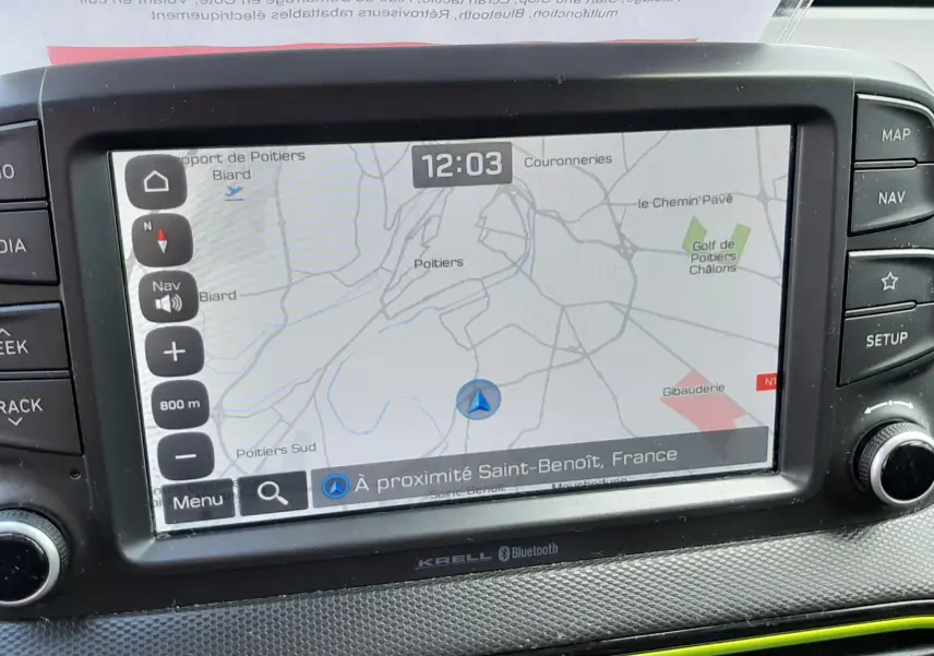 Gros plan sur l'écran tactile du système de navigation du Hyundai Kona gris, avec affichage de la carte et commandes autour.