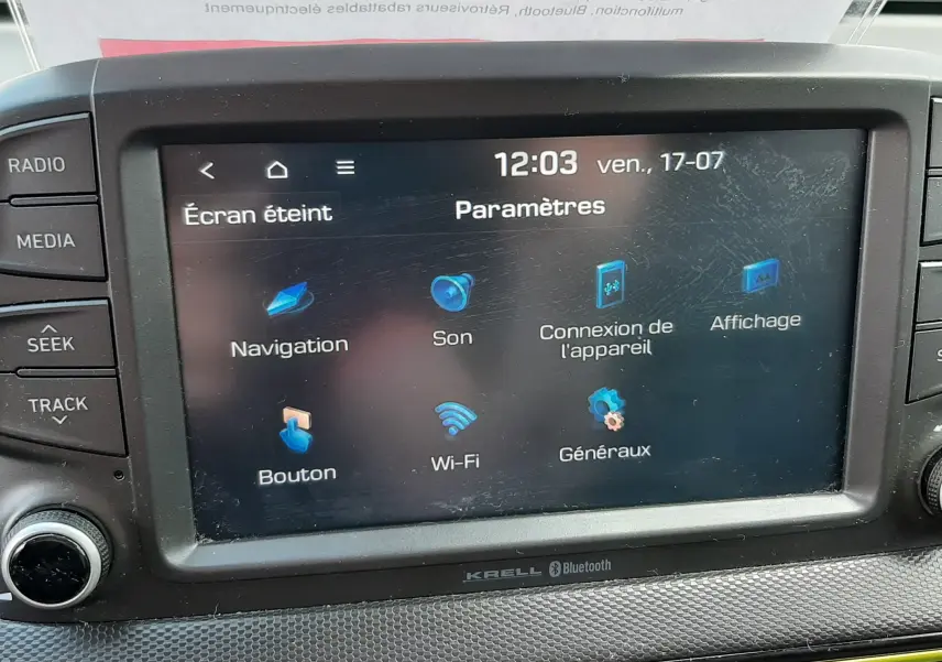 Gros plan sur l'écran tactile multimédia du Hyundai Kona gris 2018, affichant le menu des paramètres.