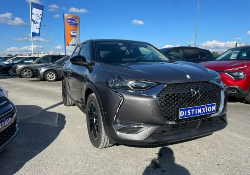 DS3 Crossback E-Tense gris platinium en 3/4 avant, avec calandre noire distinctive et jantes noires.