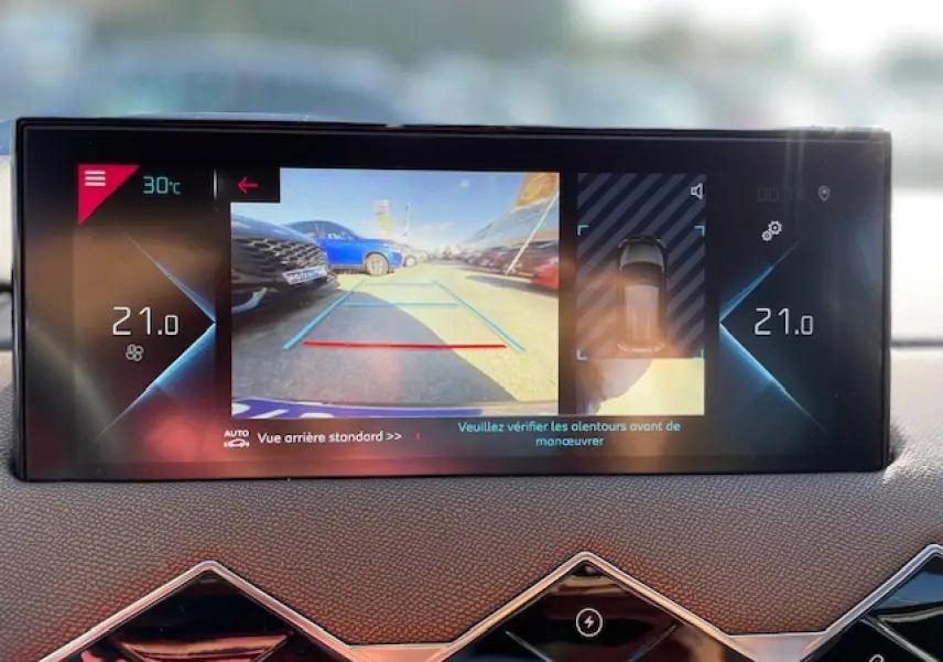 Écran tactile du tableau de bord du DS3 Crossback E-Tense 2021 montrant la caméra de recul et la température intérieure.
