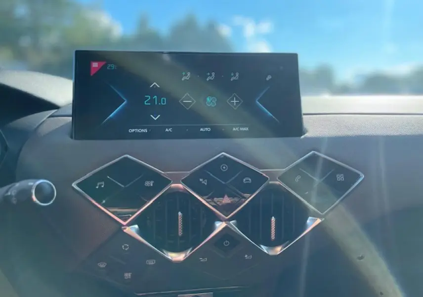 Détail du tableau de bord du DS3 Crossback E-Tense 2021 montrant l'écran tactile de climatisation et les commandes en losange.