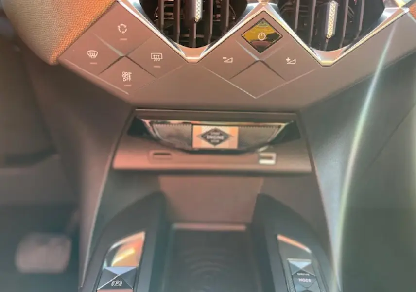 Gros plan sur la console centrale du DS3 Crossback E-Tense 2021, mettant en valeur les commandes et la zone de recharge sans fil.