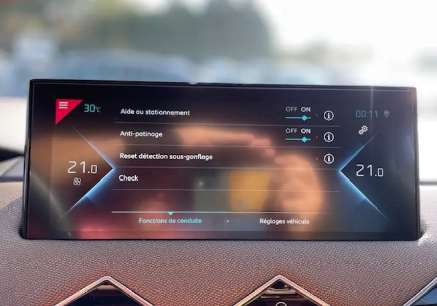 Écran tactile du tableau de bord du DS3 Crossback E-Tense 2021 affichant les aides à la conduite et la température intérieure.