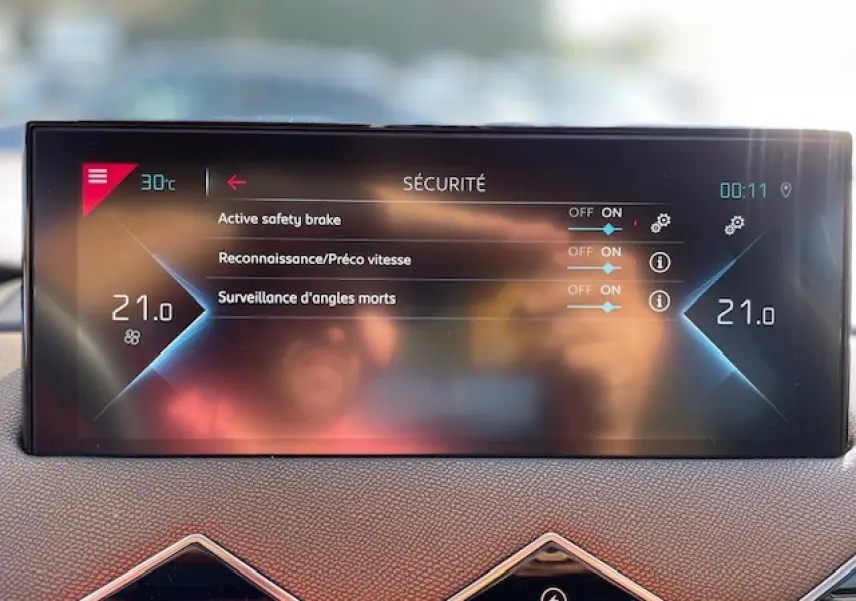 Écran tactile intérieur affichant les réglages de sécurité du DS3 Crossback E-Tense en gros plan.