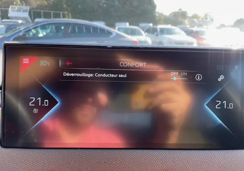 Écran tactile intérieur du DS3 Crossback E-Tense 2021 affichant la température à 21°C et le mode confort.