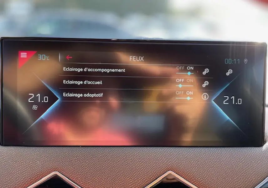 Écran tactile intérieur du DS3 Crossback E-Tense 2021 affichant les réglages des feux et la climatisation à 21°C.