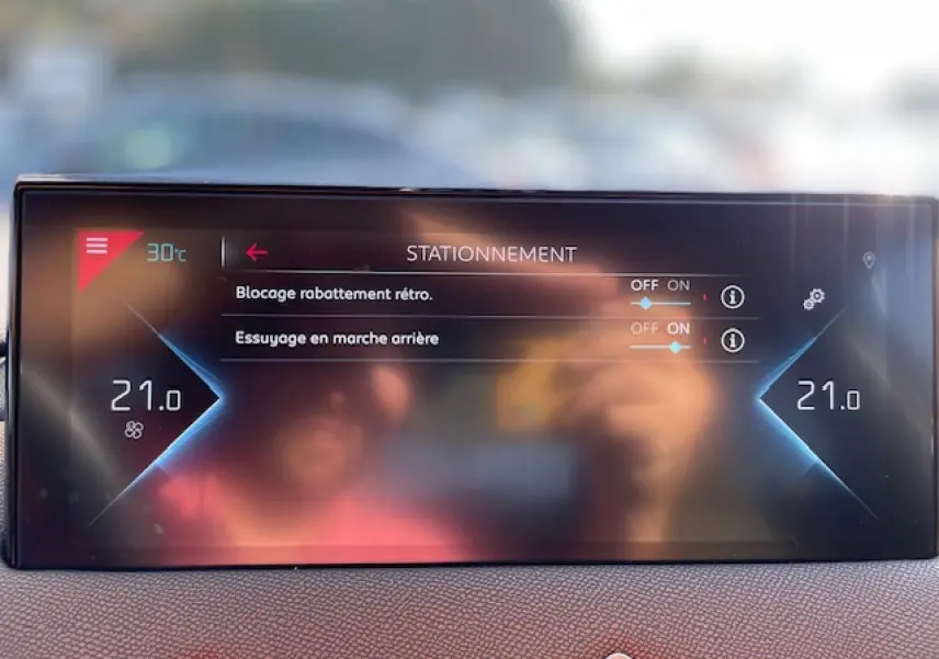 Écran tactile intérieur du DS3 Crossback E-Tense 2021 affichant les réglages de stationnement et la température à 21°C.