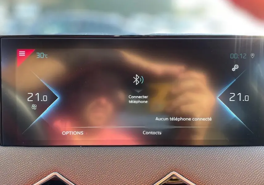 Écran tactile du tableau de bord du DS3 Crossback E-Tense affichant la climatisation et la connexion Bluetooth.